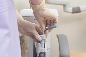 短期治療のインプラントを中央区で提供